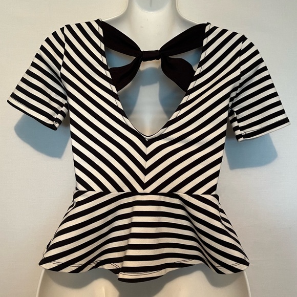 Jessica Simpson Black and White Stripes Top Sz Small Nice and So So Cute - Picture 2 of 3